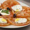 Ensalada de tomate con queso fresco - Imagen 2